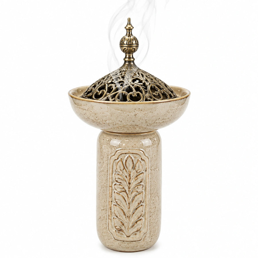 Bruciatore di incenso 12 x 12 x 25 cm in ceramica beige e metallo dorato traforato stile classico