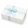 Scatola regalo rettangolare 30 x 20 x 8 cm in carta bianca con nastro azzurro stile elegante